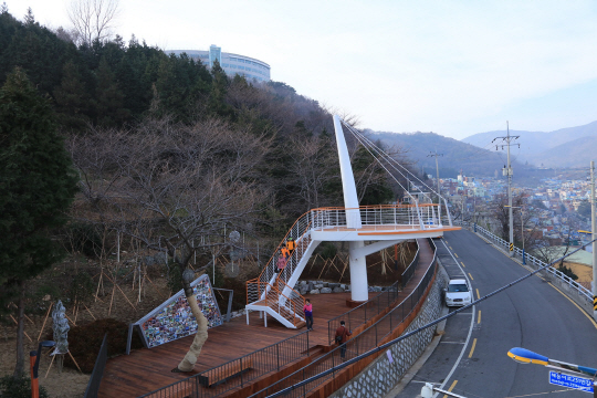 부산 서구에 부산항 일대의 풍광을 한 눈에  감상할 수 있는 하늘산책로가 조성됐다./사진제공=서구