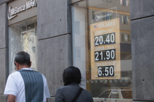 4일(현지시간) 멕시코시티의 한 은행에 페소화 대비 달러 환율이 고시돼있다./EPA연합뉴스