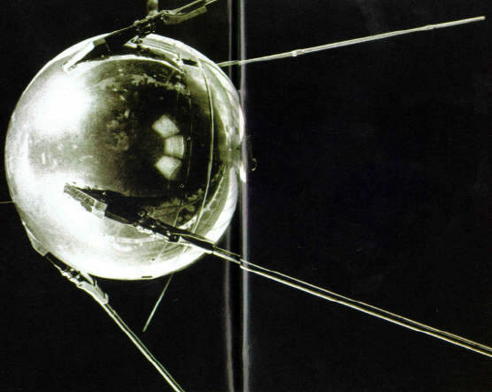1957년 발사된 스푸트니크 1호는 우주에 도달한 최초의 인공물이다. 60년이 지나면서 우주에는 쓰레기로 가득찼다.