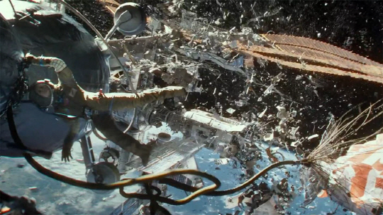영화 ‘그래비티’의 한 장면. 우주쓰레기가 날아와 국제우주정저장(ISS)를 덥치는 위기 상황을 그리고 있다.