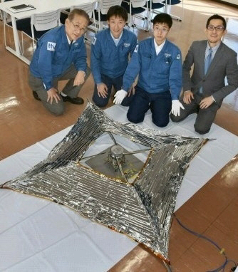 나카시마다 철공소 관계자들이 우주 쓰레기 궤도 이탈 장치인 초소형 위성 ‘DOM’을 점검하고 있다.
