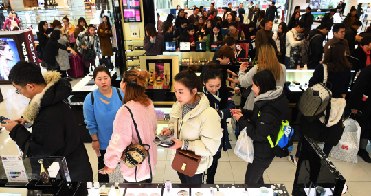 5일 오후 193일 만에 영업을 재개한 서울 송파구 롯데면세점 월드타워점이 중국인 관광객을 비롯한 고객들로 붐비고 있다./송은석기자