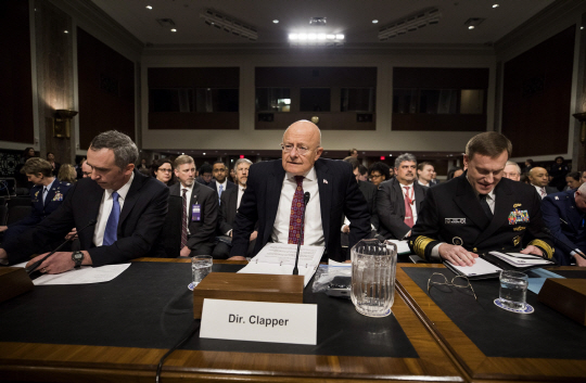 5일(현지시간) 미국 상원 군사위원회가 주최한 ‘러시아 해킹 청문회’에 참석한 제임스 클래퍼(가운데) 국가정보국(DNI) 국장과 마이클 로저스(오른쪽) 국가안보국(NSA) 국장, 마르셀 레트라 국방부 정보담당차관이 의원들의 질문에 답을 하고 있다./워싱턴DC=EPA연합뉴스