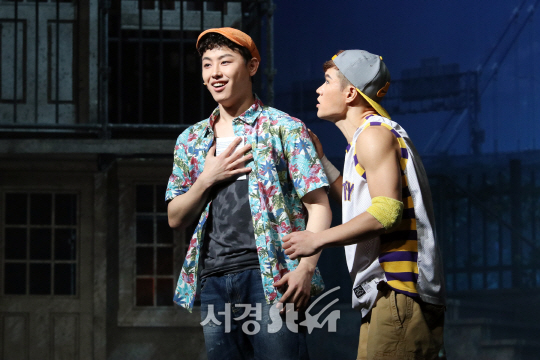 김유권이 6일 열린 뮤지컬 ‘인 더 하이츠’ 프레스콜에서 장면을 시연하고 있다.