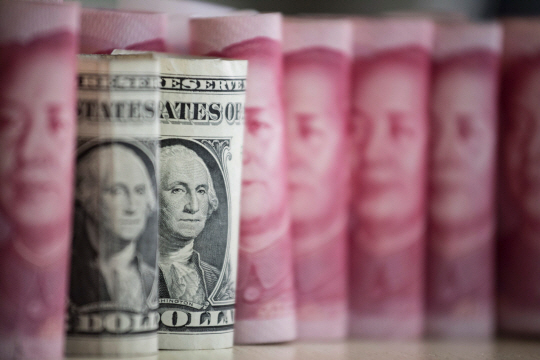중국 위안화 사이에 놓인 미국 달러화/AFP연합뉴스