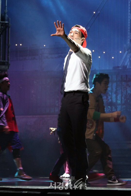 박강현이 6일 열린 뮤지컬 ‘인 더 하이츠’ 프레스콜에서 장면을 시연하고 있다.