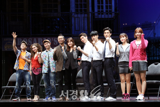 제작진과 출연배우들이 6일 열린 뮤지컬 ‘인 더 하이츠’ 프레스콜에서 포토타임을 갖고 있다.