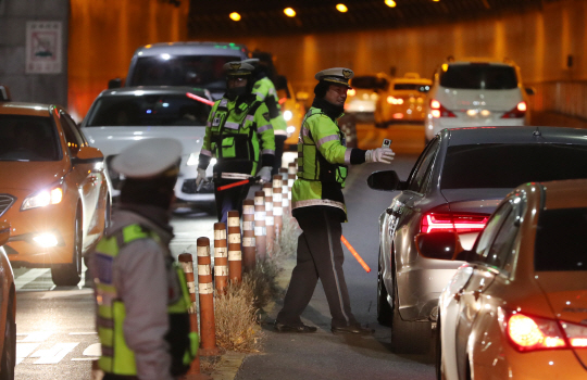 지난해 12월16일 서울 중구 장충동 2호터널 앞에서 경찰이 음주운전 단속을 하고 있는 모습. /연합뉴스