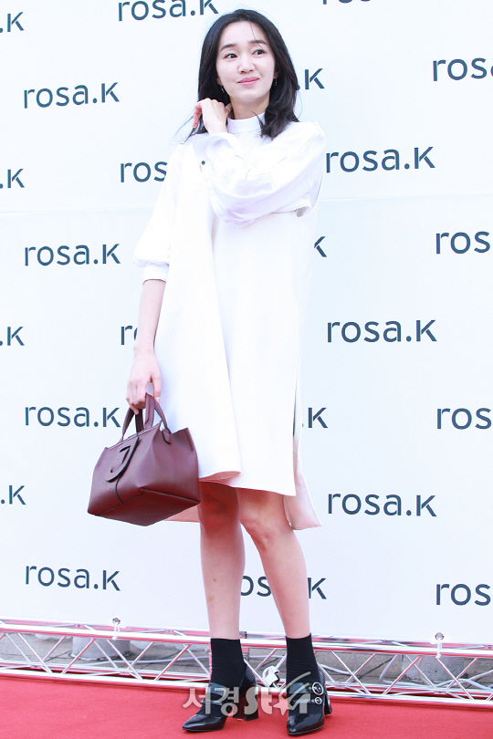 /7일 오후 서울 잠실 송파구 잠실롯데백화점에서 열린 럭셔리 컨템포러리 브랜드 ‘로사케이(rosa.K)’ 프로모션 행사에서 자사 브랜드 모델인 수애가 포토타임을 갖고 있다.