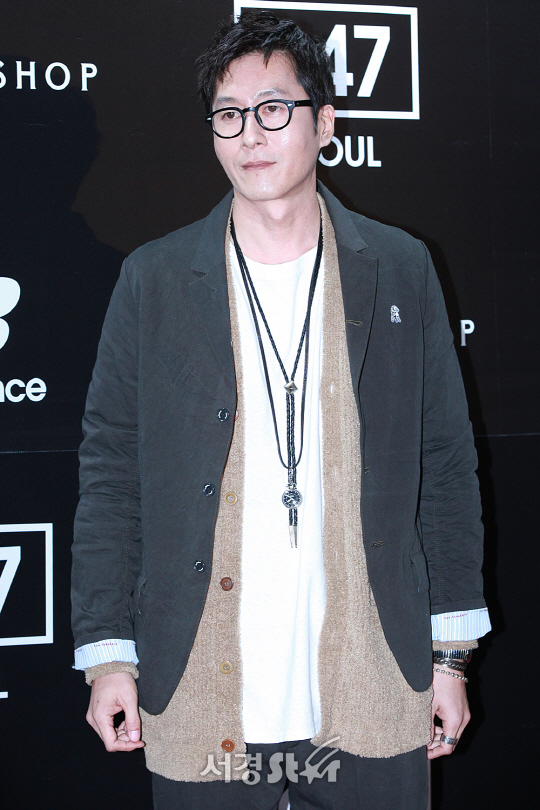 /7일 오후 서울 청담동에 위치한 분더샵맨(BOONTHESHOP MEN)에서 열린 ‘2017 뉴발란스 247’ 런칭파티에 배우 김주혁이 포토타임을 갖고 있다.