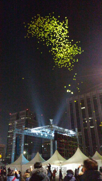 세월호 참사 1,000일을 이틀 앞둔 7일 서울 광화문 광장에서 열린 촛불집회에서 주최 측이 마련한 1,000개의 노란 풍선이 하늘 위로 날아오르고 있다./신다은수습기자