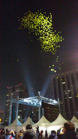 세월호 참사 1,000일을 이틀 앞둔 7일 서울 광화문 광장에서 열린 촛불집회에서 주최 측이 마련한 1,000개의 노란 풍선이 하늘 위로 날아오르고 있다./신다은견습기자