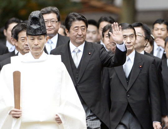 아베 신조(가운데) 일본 총리가 각료들과 함께 이세신궁을 참배하고 있다./교도연합뉴스