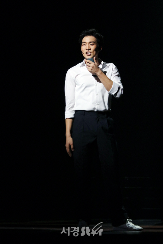 이상이가 6일 열린 뮤지컬 ‘인 더 하이츠’ 프레스콜에서 장면을 시연하고 있다.