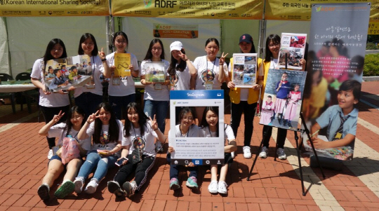 아프리카아시아난민교육후원회(ADRF)에서 한국 아동도서 번역 봉사활동을 하고 있는 고등학생들이 지난해 5월 진행된 ADRF의 나눔행사에서 번역한 책들을 선보이고 있다. /사진제공=ADRF