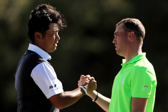 저스틴 토머스(오른쪽)가 9일 PGA 투어 SBS 토너먼트 오브 챔피언스에서 우승한 뒤 동반 플레이한 마쓰야마 히데키와 인사하고 있다. /카팔루아=AFP연합뉴스