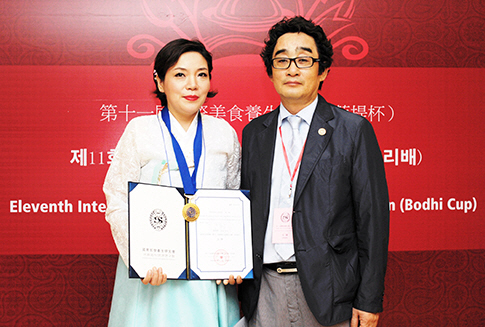 황지희 요리연구가는 2015년 8월 인도 뉴델리에서 열린 세계약선요리대회에 나가 개인전·단체전 금메달을 수상했다. 사진은 한국대표팀을 이끌고 간 한국약선요리협회 양승 회장과 수상 기념사진을 찍고 있다.