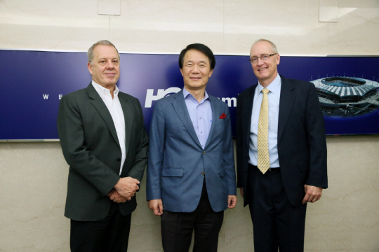 김종훈(가운데) 한미글로벌 회장이 미국의 건설사업관리 회사인 ‘DAY CPM’을 인수한 후 짐 하먼(왼쪽) 오택 대표, 마이크 데이(오른쪽) 데이씨피엠 대표와 기념촬영을 하고 있다. /사진제공=한미글로벌