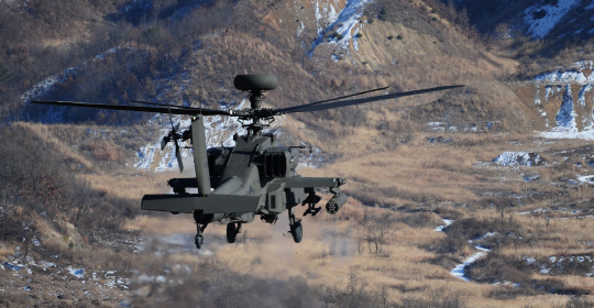육군이 지난해 12월 29일 경기도 양평 비승사격장에서 대형공격헬기 AH-64E(아파치 가디언)가 2.75로켓 및 30mm건 사격을 하는 모습이다./연합뉴스
