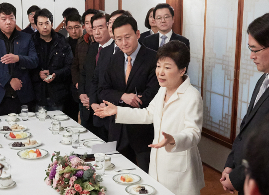 박근혜 대통령이 지난 1일 청와대 상춘재에서 기자간담회를 열고 출입기자들에게 자신의 입장을 설명하고 있다. /사진제공=청와대