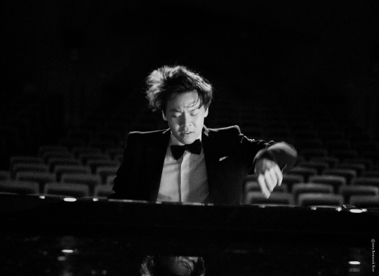 피아니스트 김태형(사진)은 장르와 장르 사이의 경계를 허문 파격적인 공연 ‘콜라보 M’을 통해 포르투갈의 민속음악 장르인 ‘파두’와의 콜라보레이션 무대를 선보인다./ⓒBonsook Gu