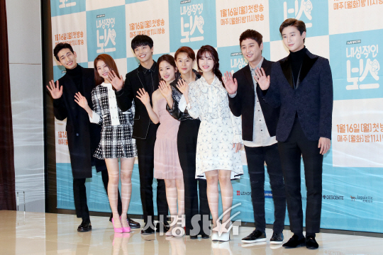 출연 배우들이 10일 열린 tvN 새 월화드라마 ‘내성적인 보스’ 제작발표회에서 포토타임을 갖고 있다.