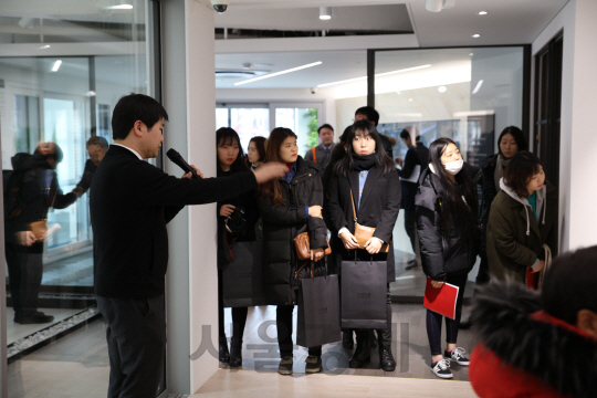 서울 마포구 서교동에 문을 연 이건하우스에서 방문객들이 둘러보고 있다./사진제공=이건창호