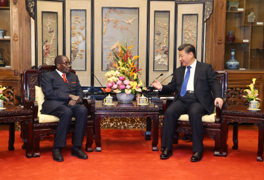 시진핑(오른쪽) 중국 국가주석이 9일 베이징 댜오위타이 국빈관에서 로버트 무가베 짐바브웨 대통령과 새해 첫 정상회담을 하고 있다. 왕이 외교부장도 7일부터 12일까지 마다가스카르를 시작으로 아프리카 5개국 순방에 나서 중국은 올해도 전통대로 아프리카 외교에 무게를 실었다.  /베이징=신화연합뉴스