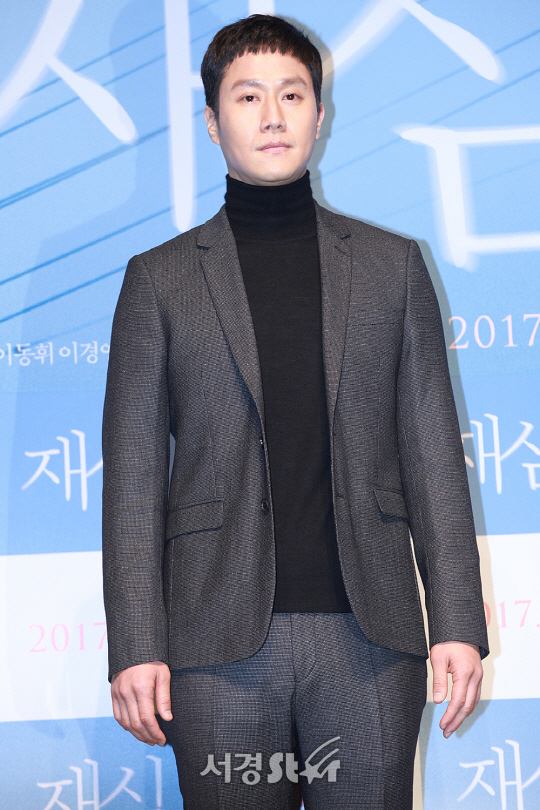 /10일 오전 11시 서울 압구정동 압구정 CGV에서 열린 영화 ‘재심’ 제작보고회에서 배우 정우가 포토타임을 갖고 있다.
