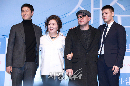 /10일 오전 11시 서울 압구정동 압구정 CGV에서 열린 영화 ‘재심’ 제작보고회에서 감독과 배우들이 포토타임을 갖고 있다.