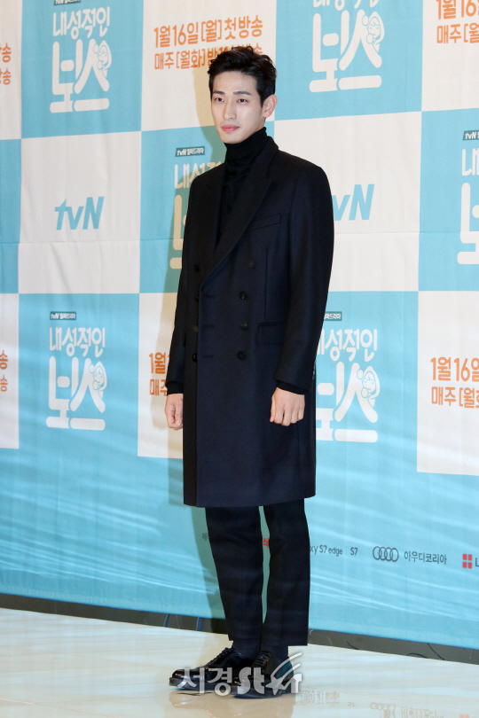 윤박이 10일 열린 tvN 새 월화드라마 ‘내성적인 보스’ 제작발표회에서 포토타임을 갖고 있다./사진=오훈 기자