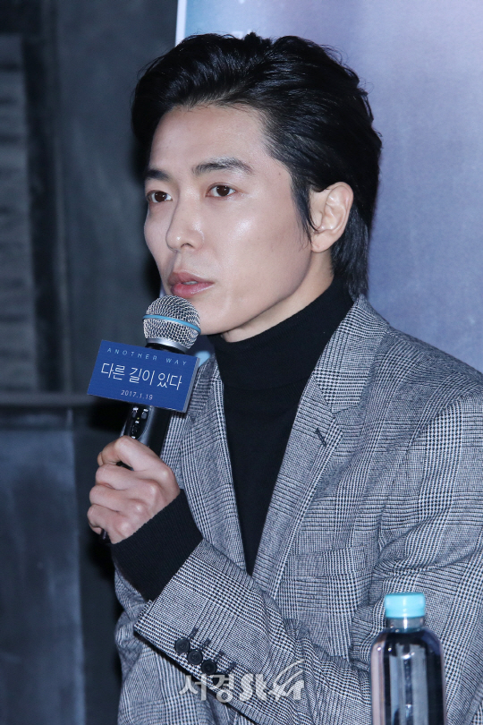 김재욱이 10일 열린 영화 ‘다른 길이 있다’ 언론시사회에 참석해 인사말을 하고 있다.