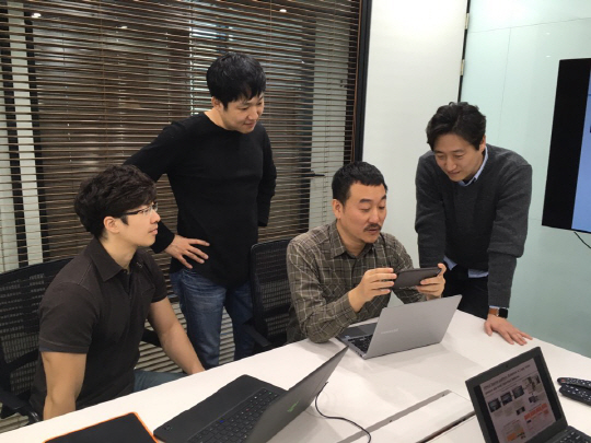김태근(오른쪽 두번째) 빈티지랩 대표가 10일 서울 강남구 논현동 본사에서 직원들과 함께 교육관련 기업의 혁신을 위한 프로젝트 회의를 하고 있다. /사진제공=빈티지랩
