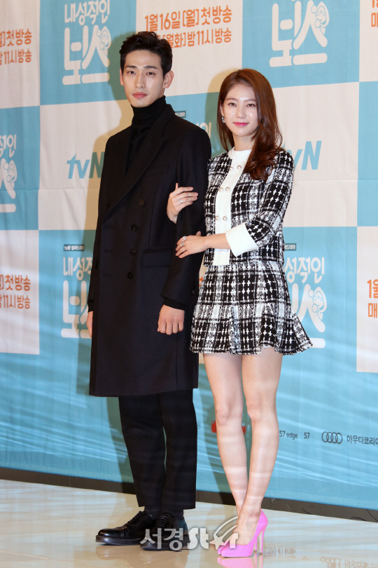 윤박과 공승연이 10일 열린 tvN 새 월화드라마 ‘내성적인 보스’ 제작발표회에서 포토타임을 갖고 있다.
