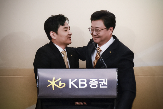 10일 서울 여의도 콘래드 호텔에서 열린 KB증권 CEO 기자간담회에서 윤경은(왼쪽) 대표이사와 전병조 대표이사가 포옹을 하고 있다. /사진제공=KB증권