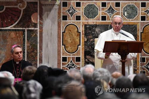 프란치스코 교황이 9일(현지시간) 주바티칸 대사들에게 신년 외교정책 연설을 하고 있다. /EPA=연합뉴스