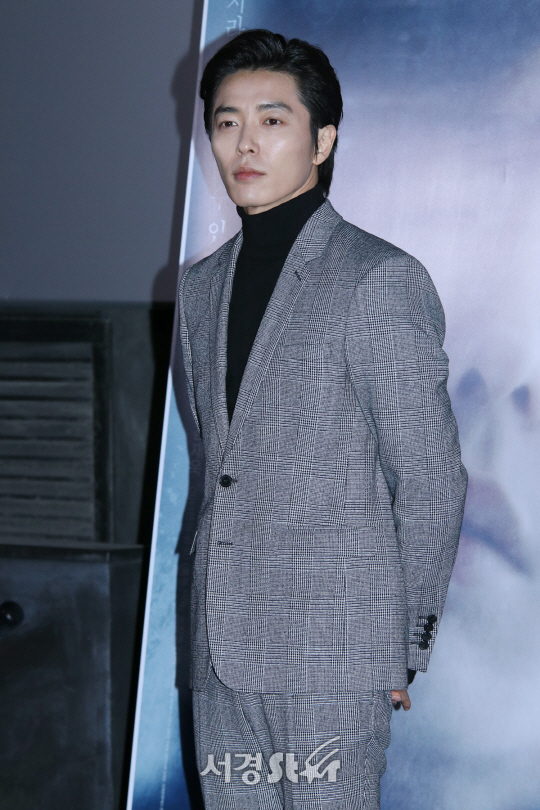 김재욱이 10일 열린 영화 ‘다른 길이 있다’ 언론시사회에 참석해 포토타임을 갖고 있다.