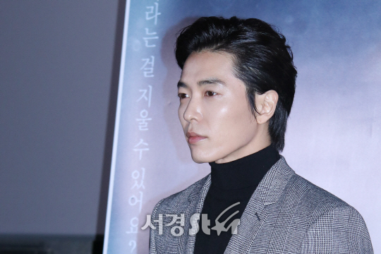 김재욱이 10일 열린 영화 ‘다른 길이 있다’ 언론시사회에 참석해 포토타임을 갖고 있다.