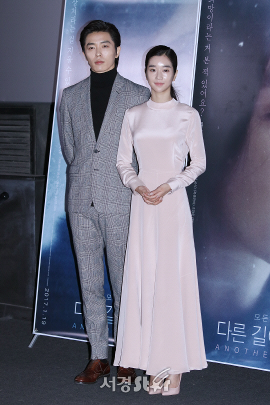 김재욱과 서예지가 10일 열린 영화 ‘다른 길이 있다’ 언론시사회에 참석해 포토타임을 갖고 있다. /사진=오훈 기자