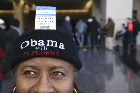 미국 시카고에서 7일(현지시간) 버락 오바마 대통령의 고별 연설 입장권을 확보한 한 여성이 모자에 입장권을 꽂고 기뻐하고 있다. / 연합뉴스