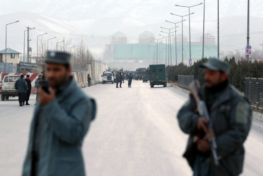 10일(현지시간) 연쇄 폭탄테러가 발생한 아프가니스탄 수도 카불의 의사당 근처에서 보안 요원들이 경계 근무를 서고 있다. /카불=EPA연합뉴스