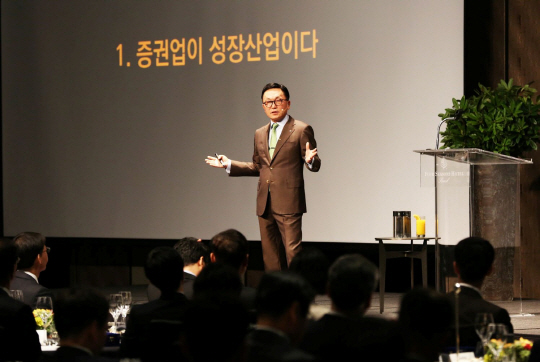 박현주 미래에셋금융그룹 회장이 지난 2016년 4월 서울 종로구 포시즌스호텔에서 진행된 미래에셋대우 경영전략회의에 참석해 청사진을 밝히고 있다.