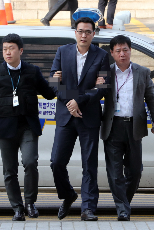 <YONHAP PHOTO-2500> 법정 들어서는 한화 김 회장 3남 동선씨        (서울=연합뉴스) 김주성 기자 = 만취한 상태로 술집 종업원을 폭행하고 순찰차를 파손해 구속영장이 청구된 김승연 한화그룹 회장 3남 김동선 씨가 7일 오후 영장실질심사를 받기 위해 서울 서초구 서울중앙지법으로 들어서고 있다. 2017.1.7      utzza@yna.co.kr/2017-01-07 14:05:44/<저작권자 ⓒ 1980-2017 ㈜연합뉴스. 무단 전재 재배포 금지.>