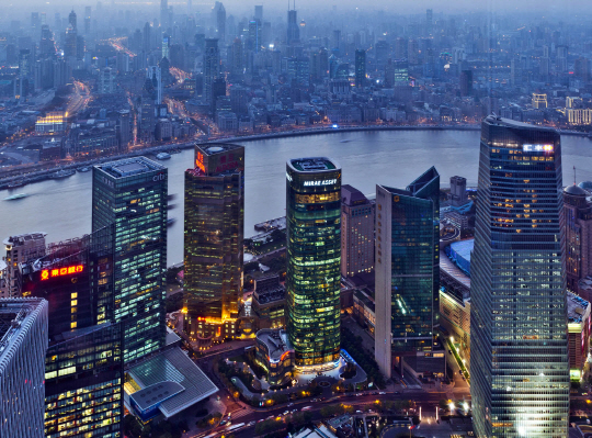 중국 상하이 푸둥의 미래에셋타워. 지난 2006년 2,600억원에 매입한 이 건물은 현재 1조4,000억원   이상의 가치를 자랑한다. /사진제공=미래에셋자산운용