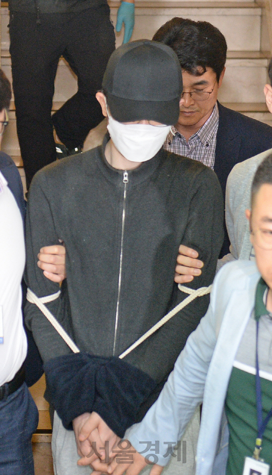 강남 ‘묻지마 살인’ 피의자 김모씨가 지난해 5월 24일 오전 서울 강남역 인근 주점 화장실에서 범행 장면을 재연을 마친 뒤 나서고 있다./송은석기자
