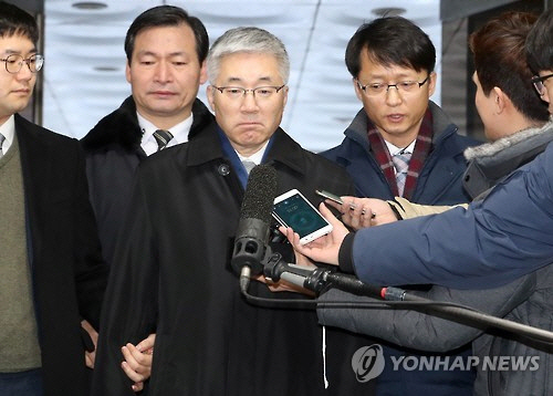 김종덕 전 문화체육관광부 장관이 지난 11일 서울 서초구 서울중앙지법으로 들어가고 있다. /연합뉴스