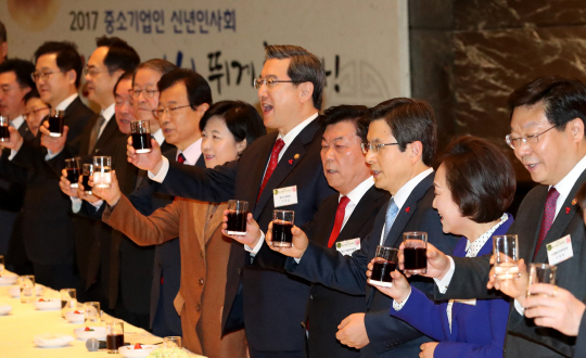 황교안(오른쪽 세번째부터) 대통령 권한대행과 박성택 중소기업중앙회장, 주영섭 중소기업청장, 추미애 더불어민주당 대표 등이 12일 서울 여의도 중소기업회관에서 열린 중소기업인 신년인사회에서 건배하고 있다. /연합뉴스