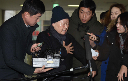 김경숙 전 이화여대 신산업융합대학장이 정유라 이대 부정입학 의혹 조사를 위해 12일 서울 대치동 특검 사무실 입구를 향해 걸어가고 있다. /연합뉴스