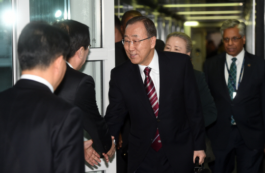 반기문 전 유엔 사무총장이 12일 오후 인천국제공항을 통해 귀국하고 있다. /연합뉴스