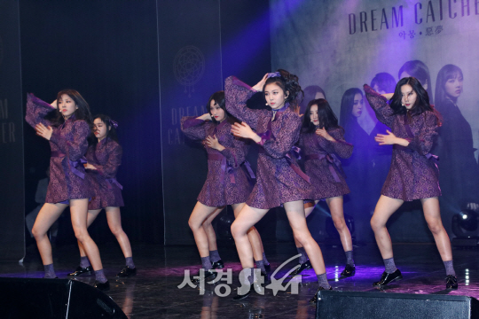 드림캐쳐가 12일 열린 데뷔 싱글 ‘악몽’ 쇼케이스에서 멋진 무대를 펼쳐 보이고 있다.